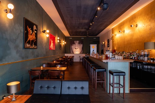 Innen- und Außenbereich der Melody Nelson Bar